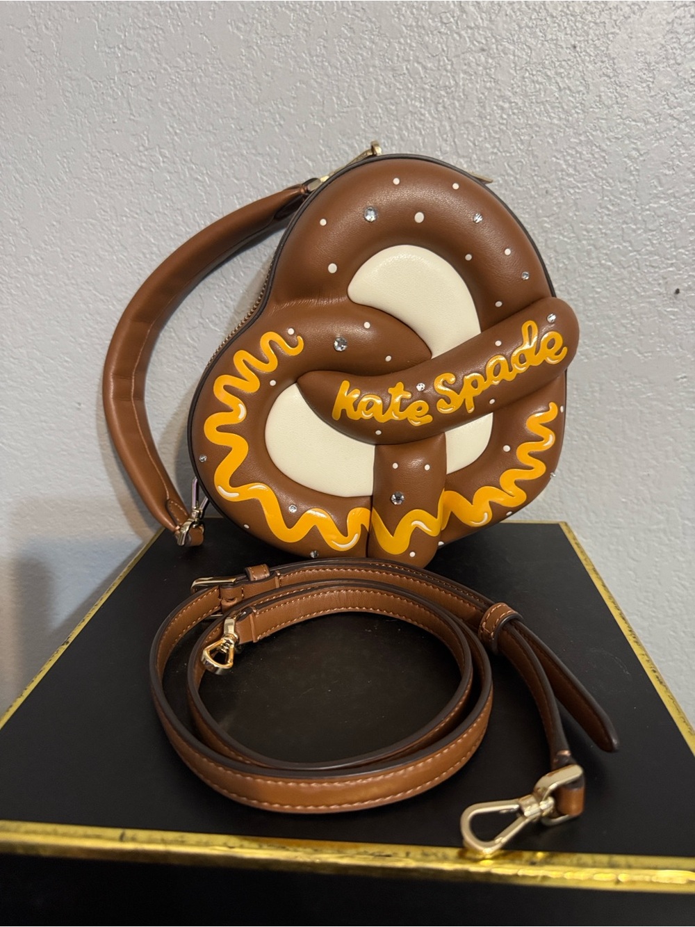 kate spade pretzel heart crossbody bag - Picture 2 of 3